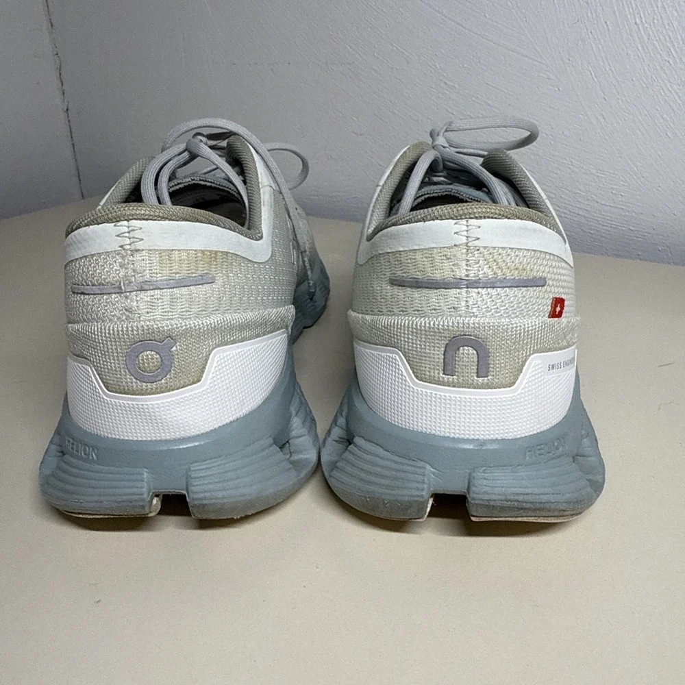 On Running Women's Light Grey Athletic Shoes Size (9) 40.99036